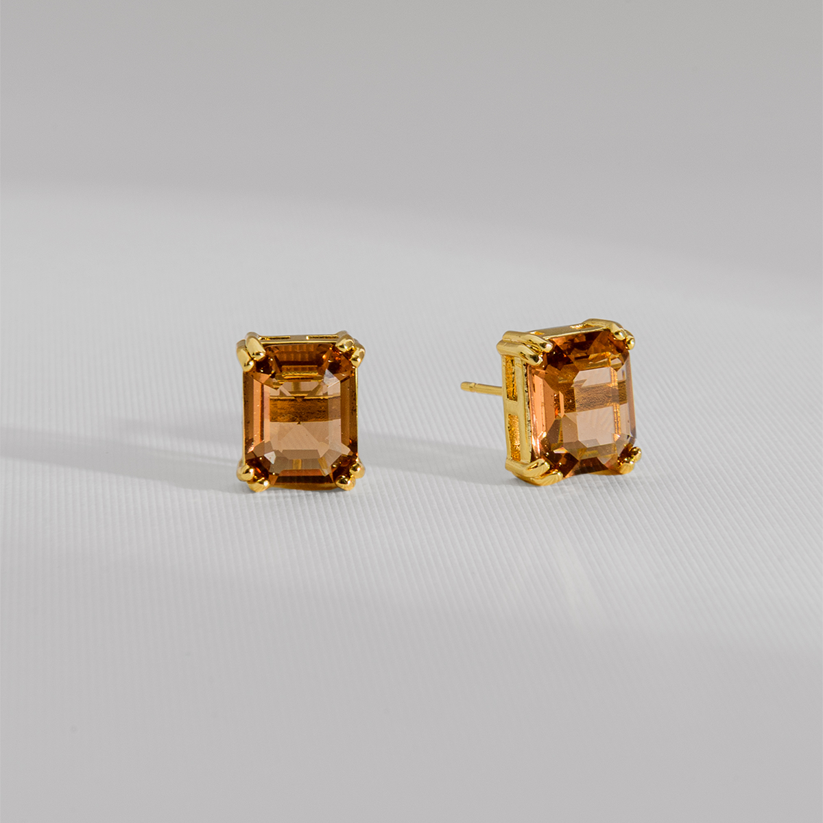 BRINCO SOLITÁRIO NUANCES MARROM DOURADO