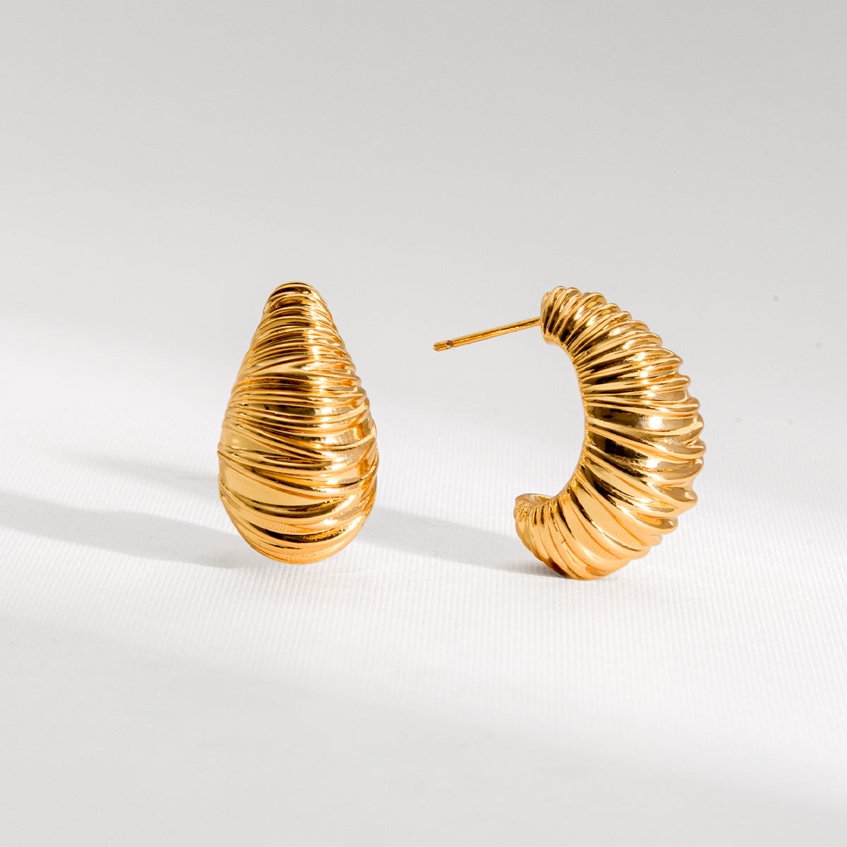 BRINCO SEMI ARGOLA TEXTURIZADO DOURADO