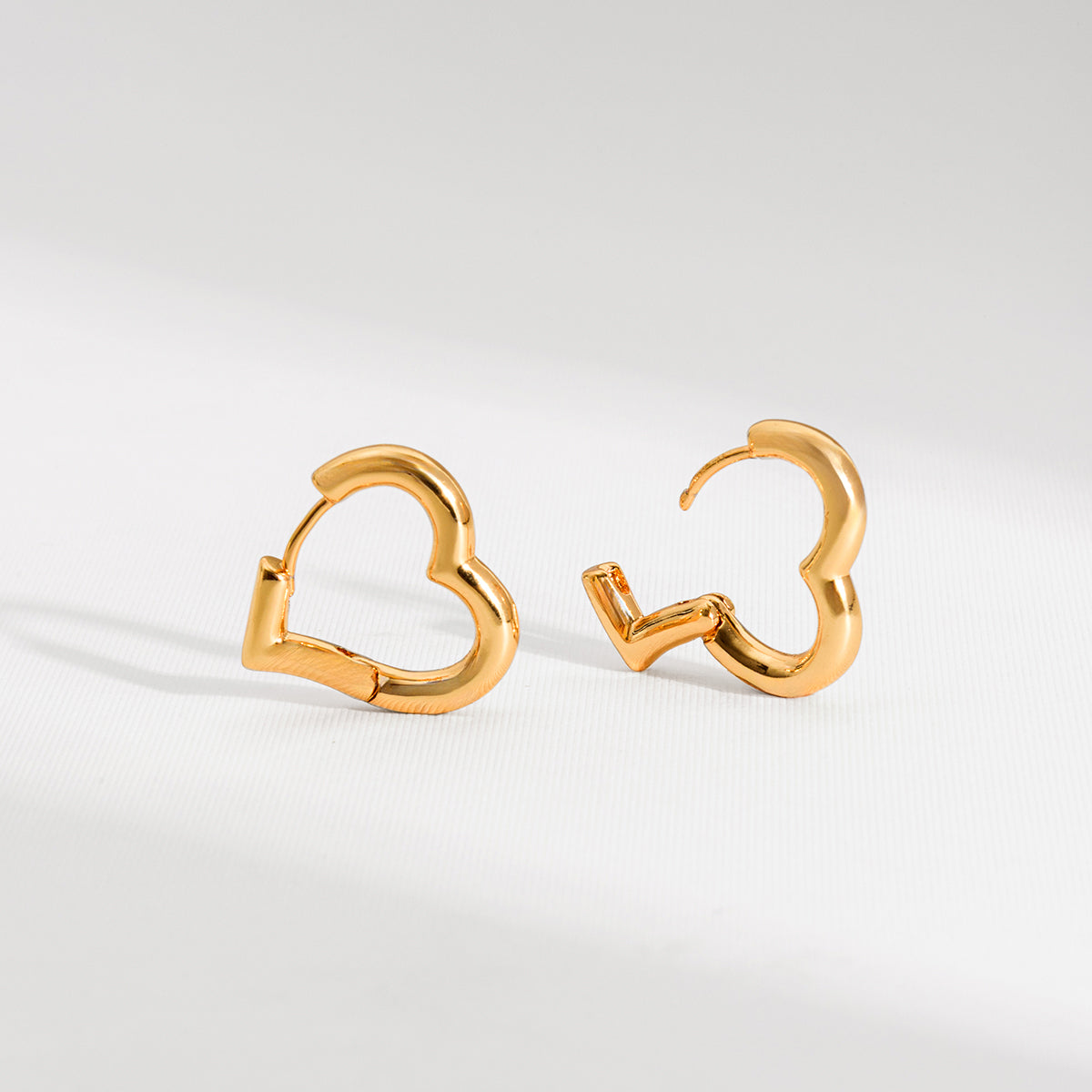 BRINCO ARGOLA CORAÇÃO DOURADO
