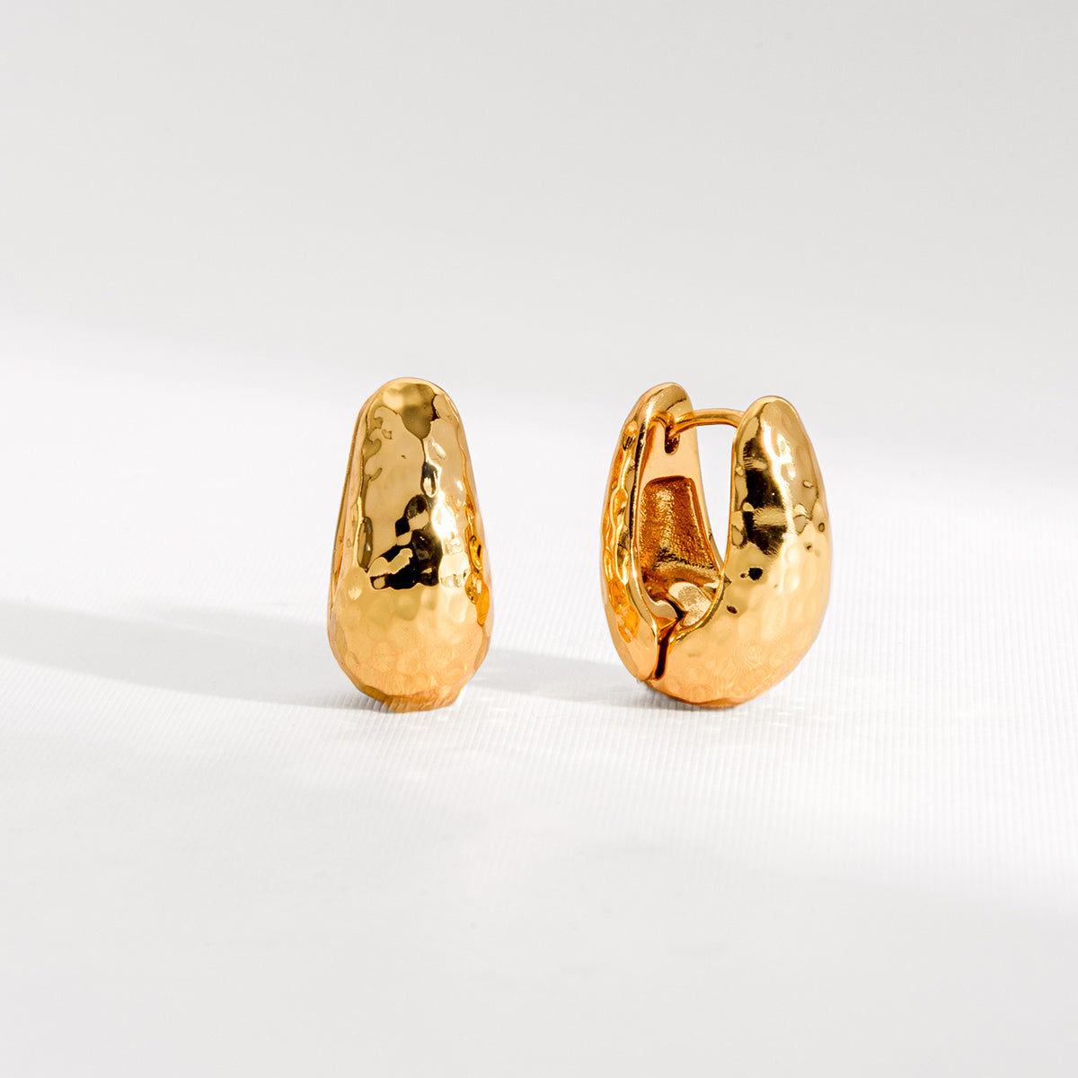 BRINCO ARGOLA LONGA TEXTURA DOURADO