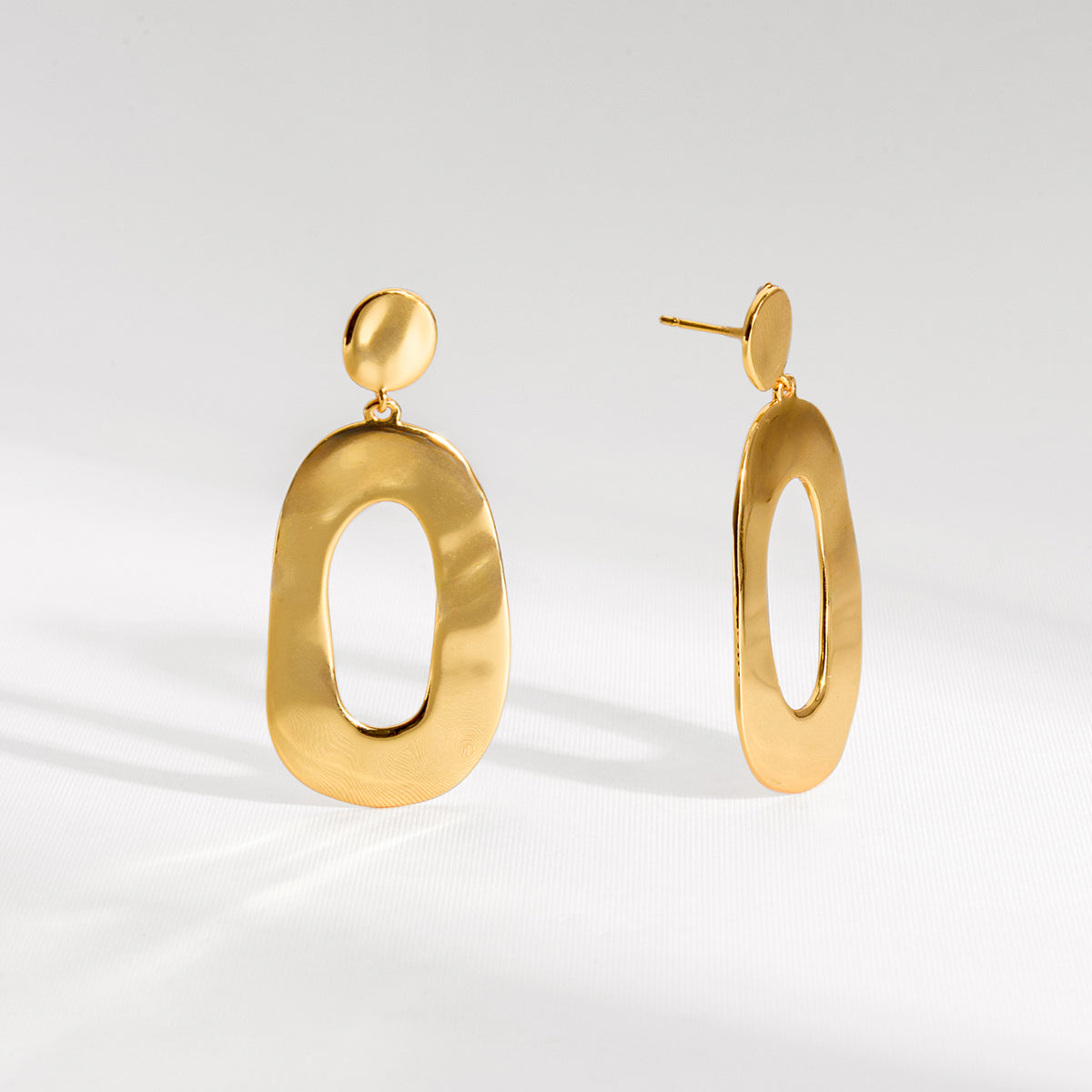 BRINCO OVAL MARTELADO DOURADO