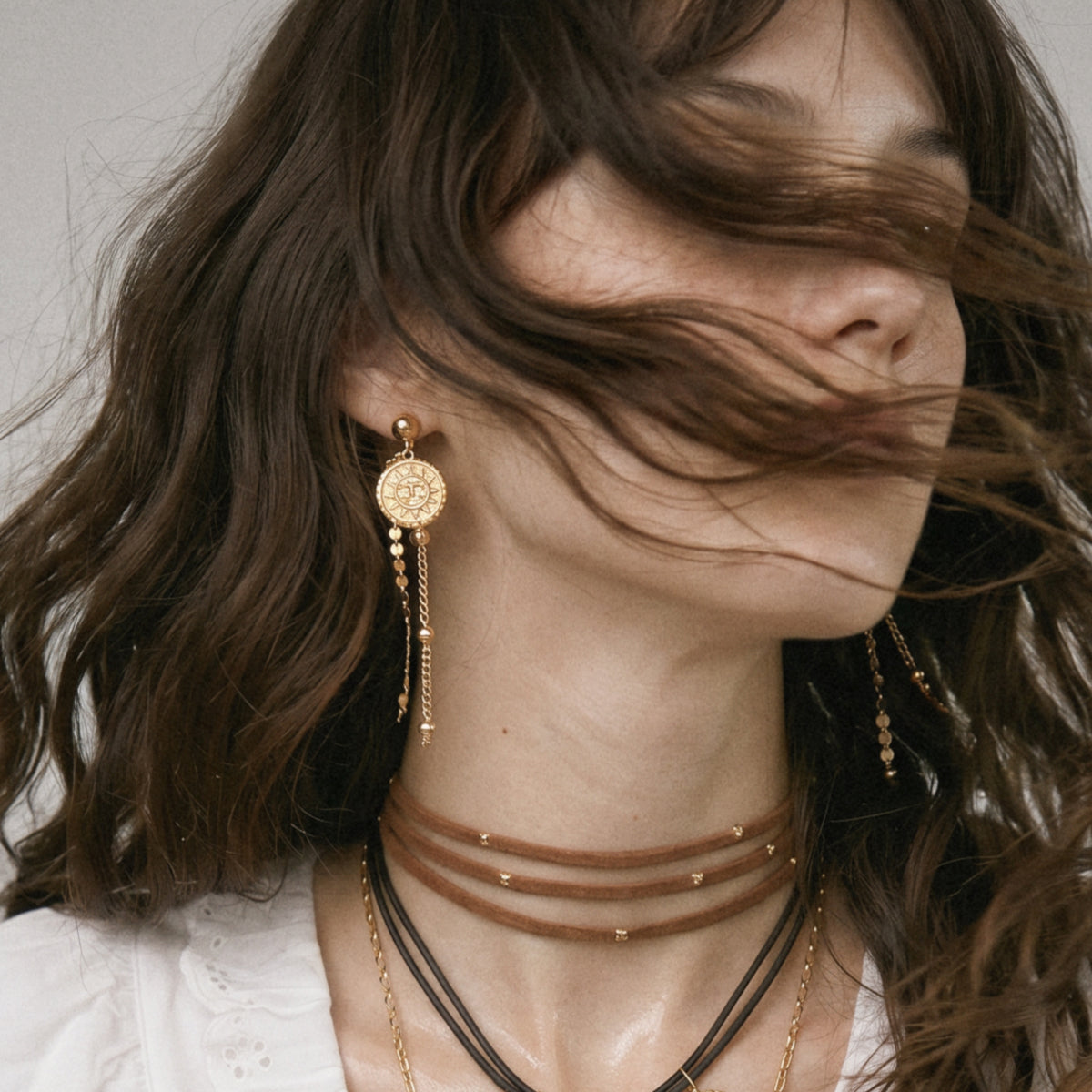 COLAR AURA LONGO MARROM DOURADO